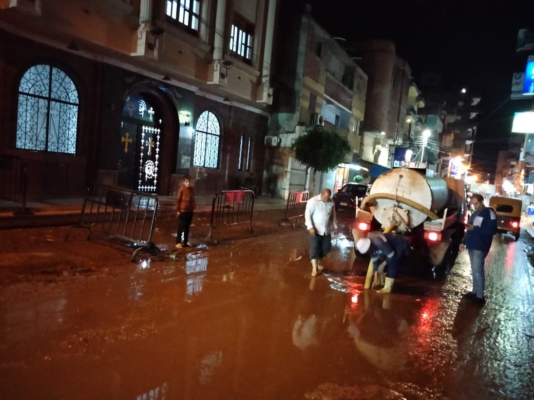 استمرار رفع مياه الامطار بشوارع الحامول