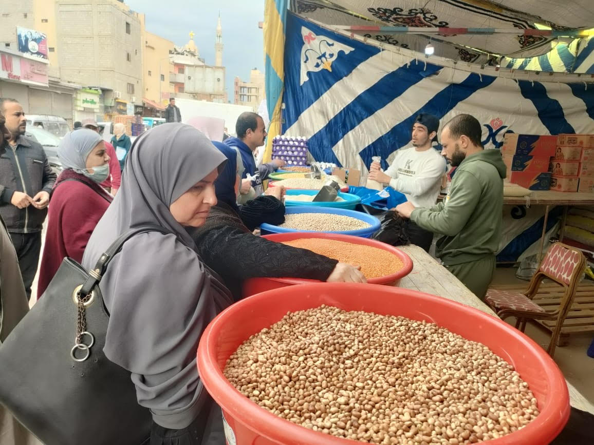 محافظ شمال سيناء يفتتح معرض السلع الغذائية (1)