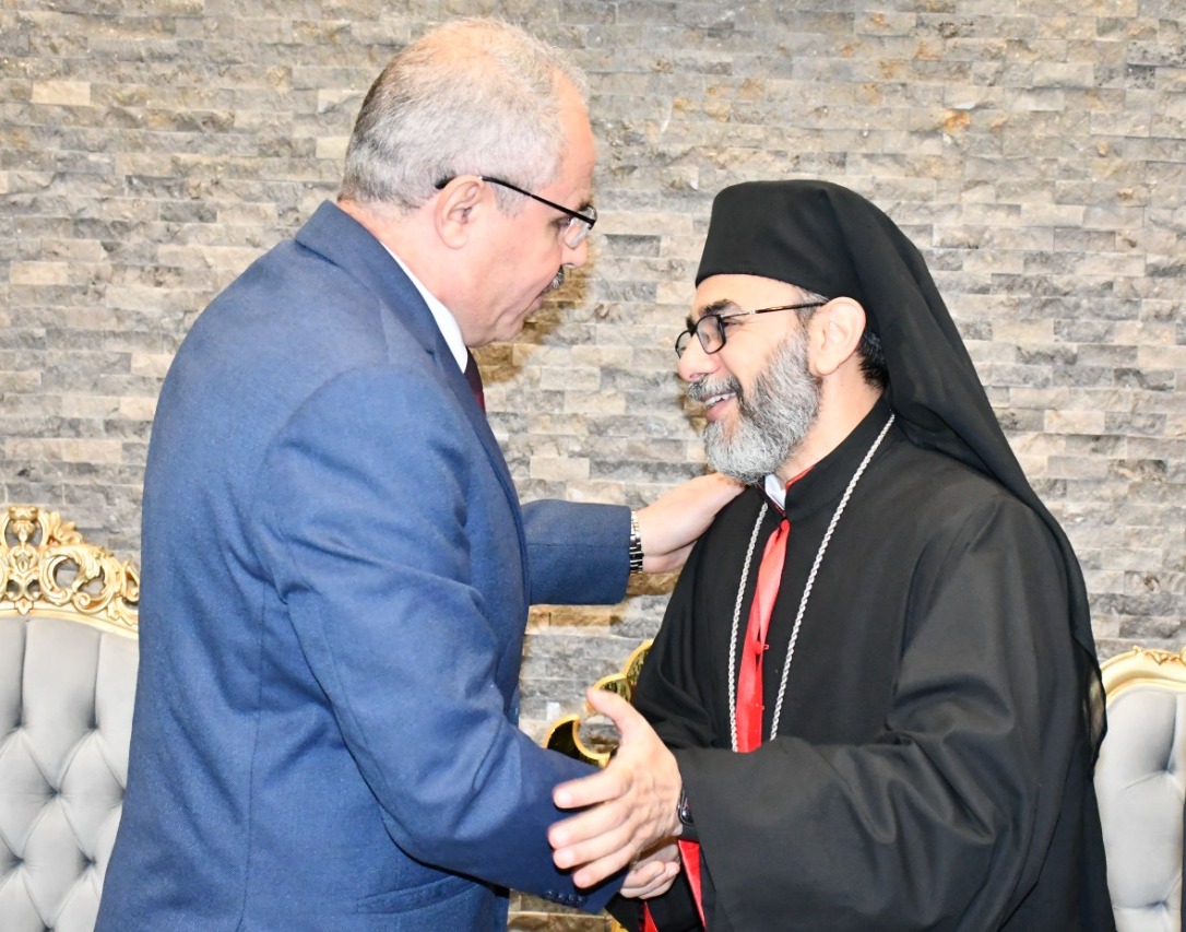 محافظ الإسماعيلية ورئيس جامعة القناة يهنئان الأقباط الكاثوليك (7)