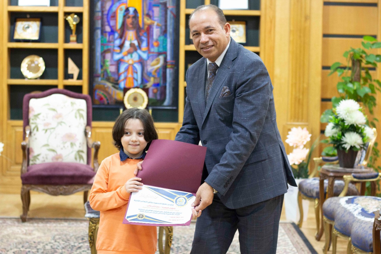 جانب من تكريم الطفلة المعجزة من قبل رئيس جامعة المنصورة (1)