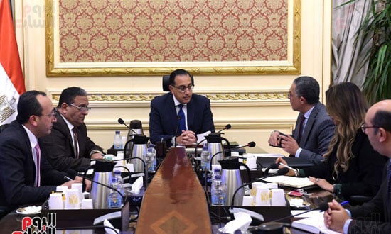 رئيس الوزراء يتابع مع رئيس هيئة الاستثمار خطط الترويج للفرص الاستثمارية بمصر (2)