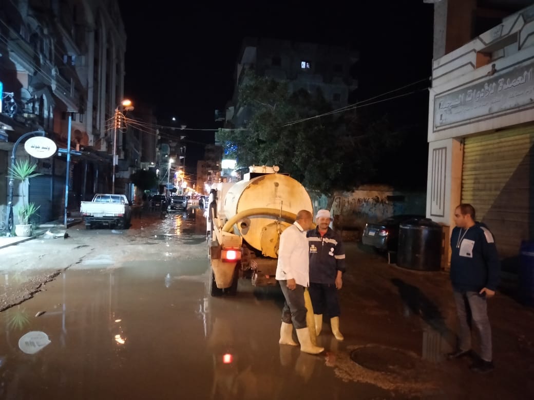 جانب من رفع مياه الامطار بشوارع الحامول