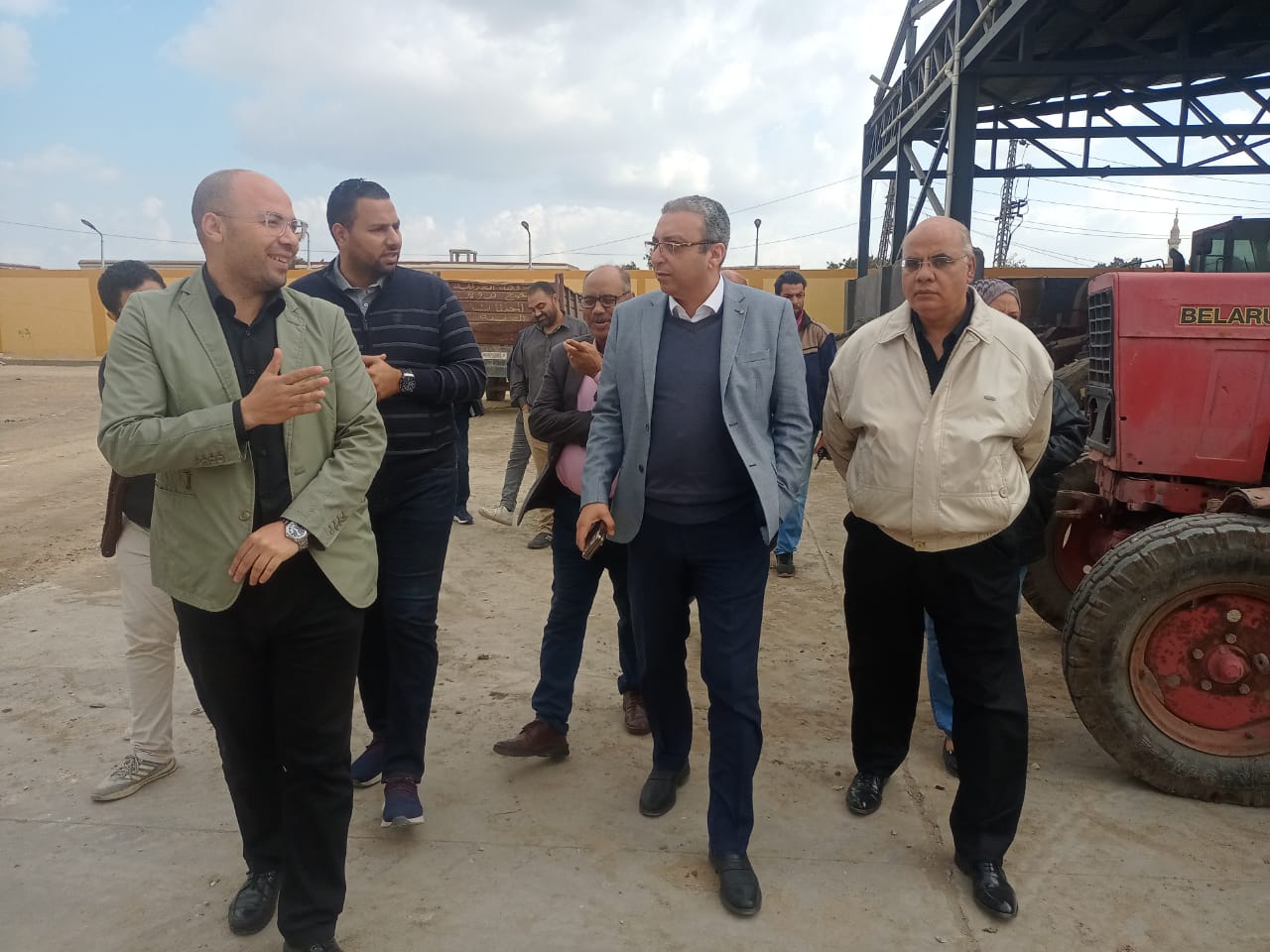 نائب محافظ الغربية ورئيس مدينة المحلة يتفقدان مصنع تدوير المخلفات الصلبة بمركز المحلة (7)