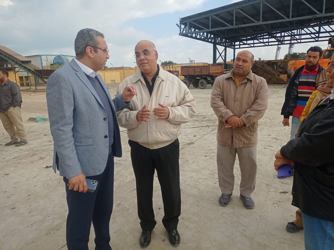 نائب محافظ الغربية ورئيس مدينة المحلة يتفقدان مصنع تدوير المخلفات الصلبة بمركز المحلة (2)