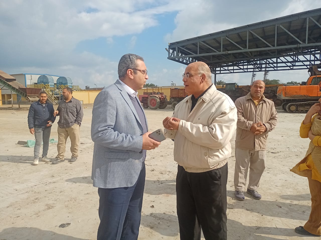 نائب محافظ الغربية ورئيس مدينة المحلة يتفقدان مصنع تدوير المخلفات الصلبة بمركز المحلة (10)