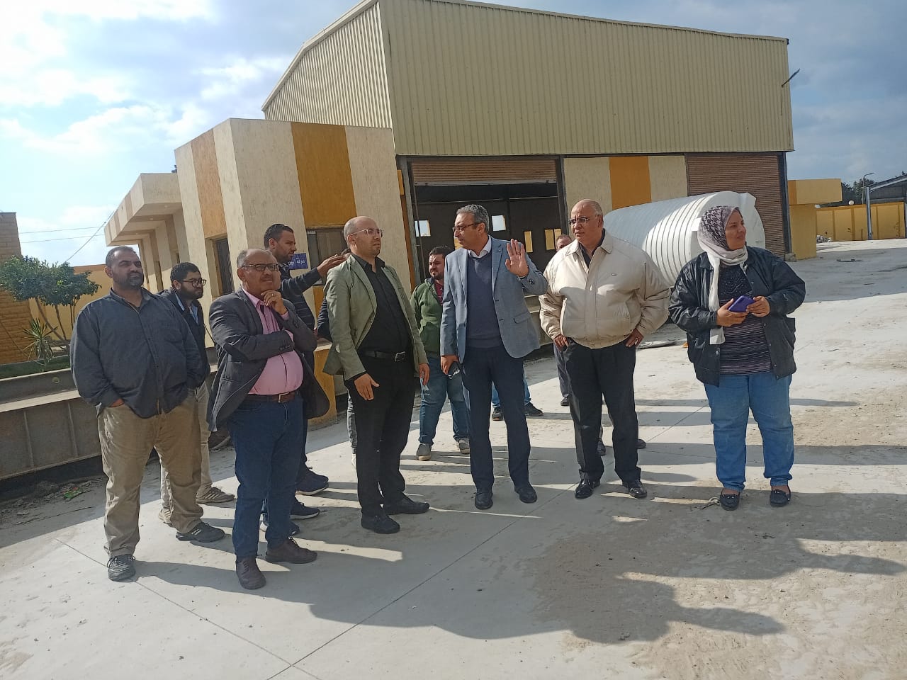 نائب محافظ الغربية ورئيس مدينة المحلة يتفقدان مصنع تدوير المخلفات الصلبة بمركز المحلة (8)