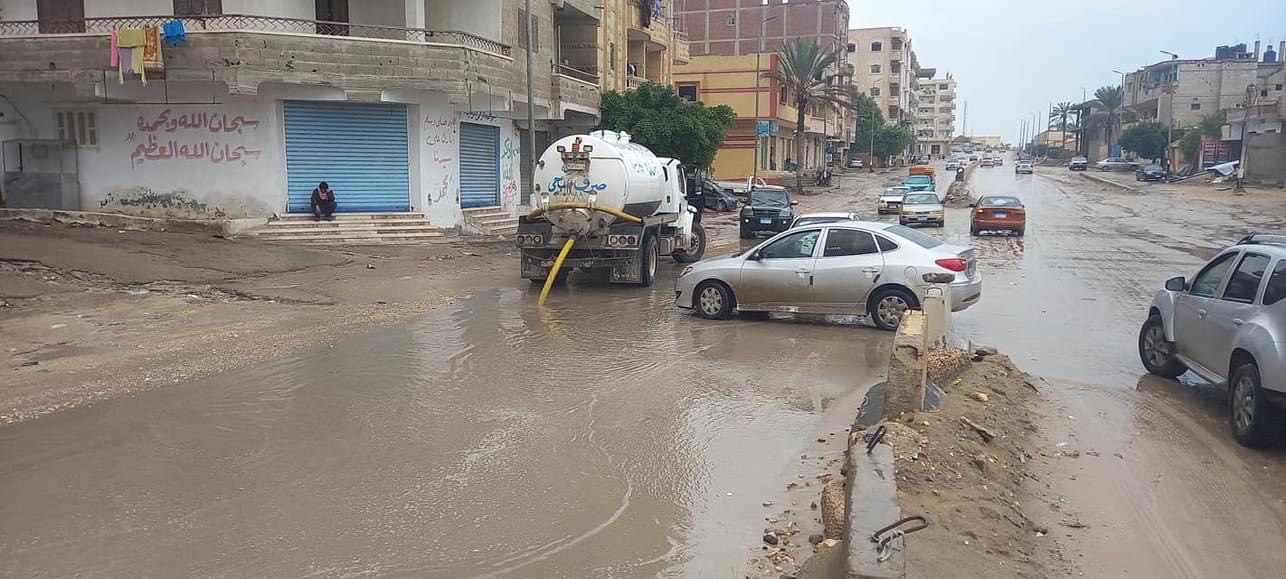 معدات مجلس مدينة العريش تواصل نزح مياه الأمطار من الشوارع (6)