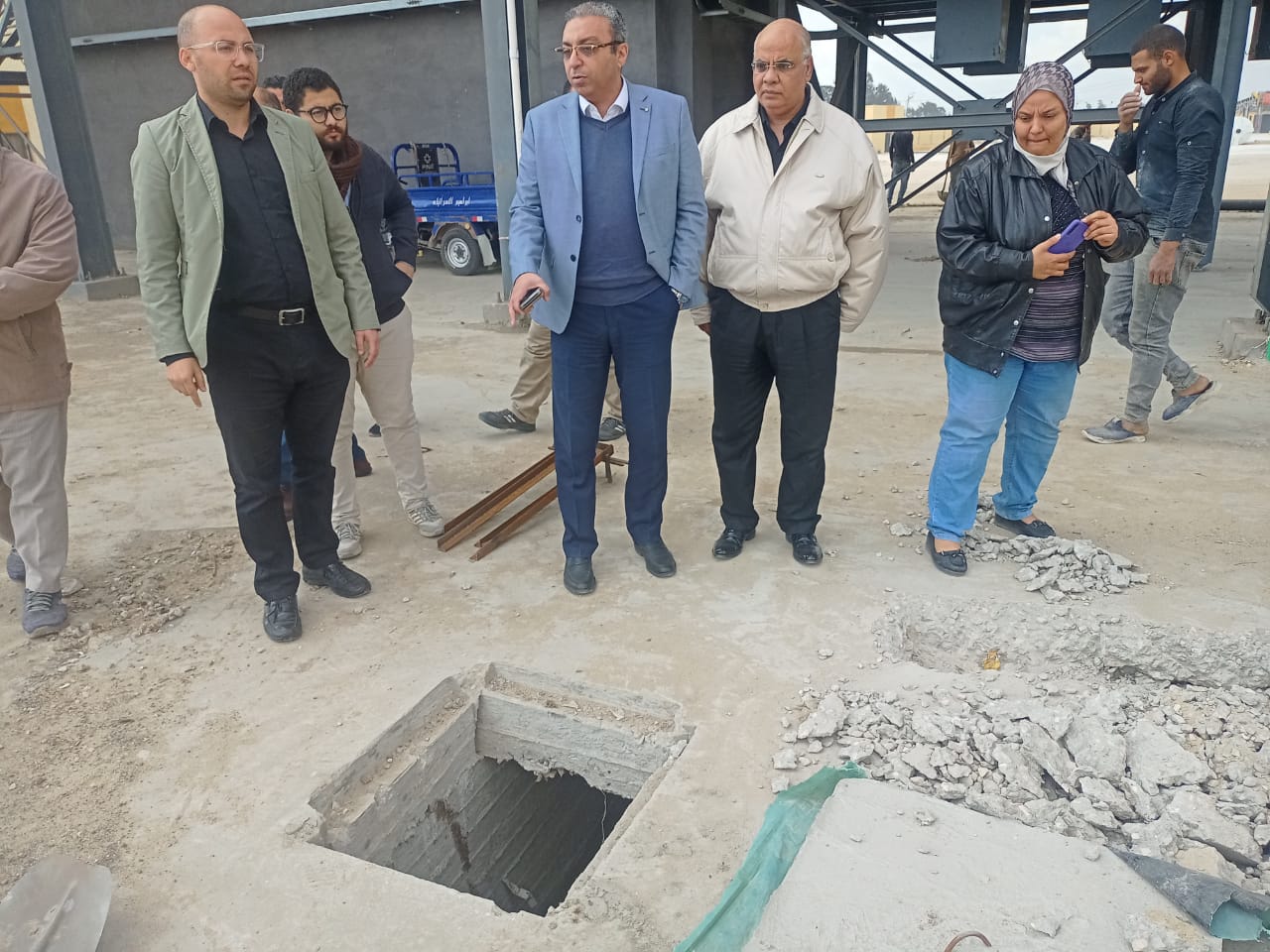نائب محافظ الغربية ورئيس مدينة المحلة يتفقدان مصنع تدوير المخلفات الصلبة بمركز المحلة (9)