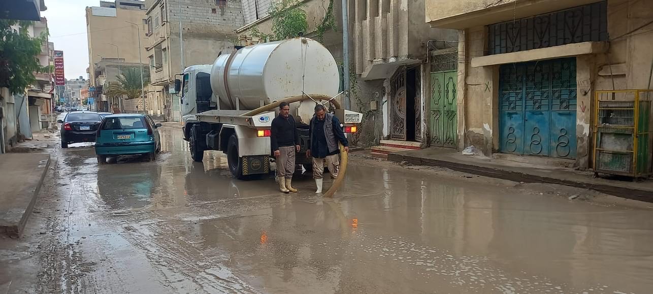 معدات مجلس مدينة العريش تواصل نزح مياه الأمطار من الشوارع (3)