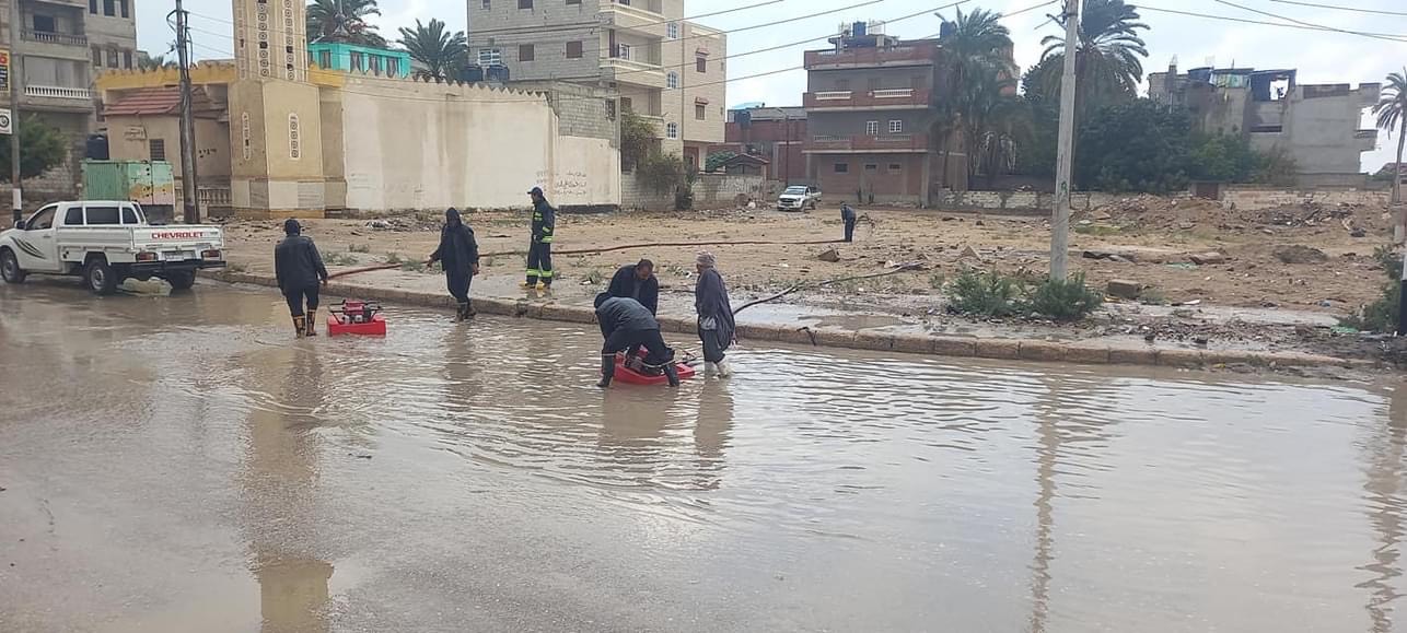معدات مجلس مدينة العريش تواصل نزح مياه الأمطار من الشوارع (1)