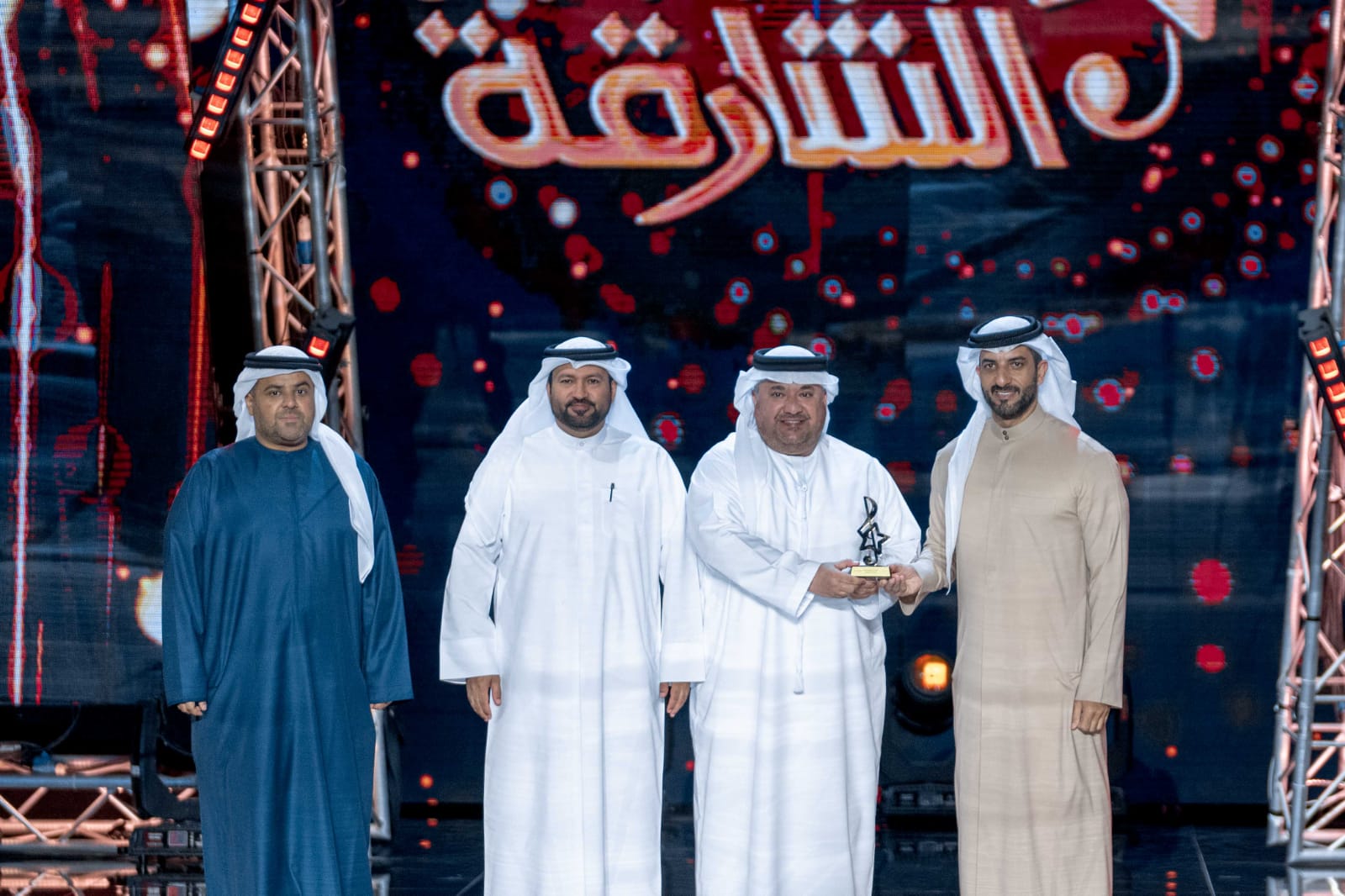 الشيخ سلطان بن أحمد القاسمى يسلم الجوائز