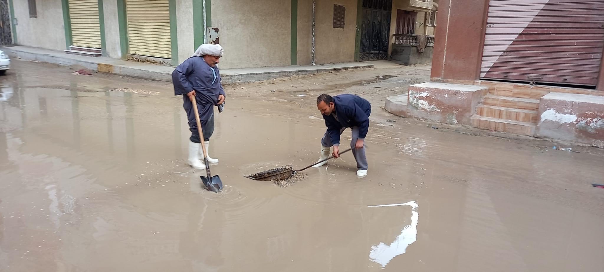 معدات مجلس مدينة العريش تواصل نزح مياه الأمطار من الشوارع (2)