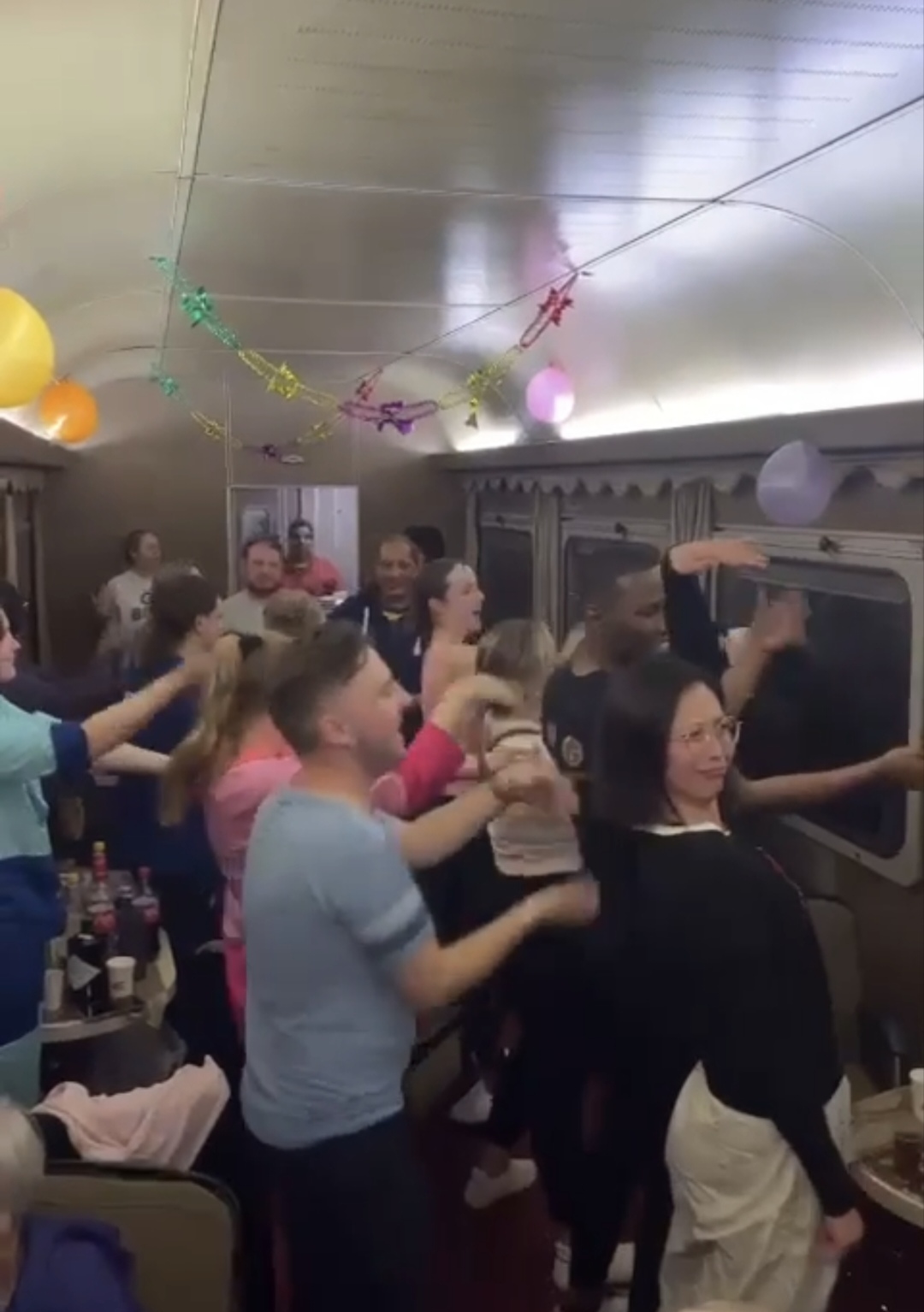 ركاب قطارات النوم من الأجانب يحتفلون بالكريسماس خلال رحلتهم للأقصر