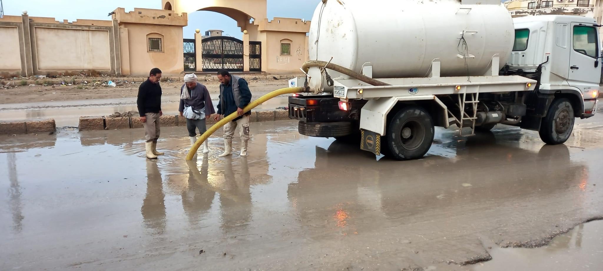 معدات مجلس مدينة العريش تواصل نزح مياه الأمطار من الشوارع (5)