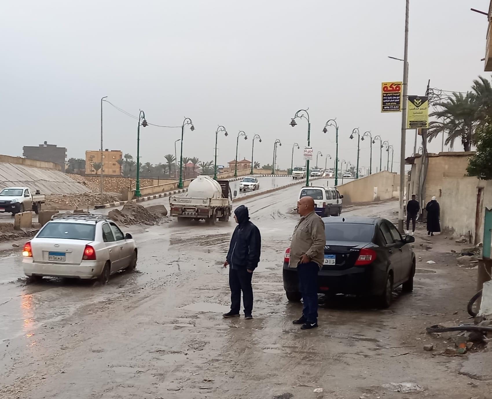 معدات مجلس مدينة العريش تواصل نزح مياه الأمطار من الشوارع (4)