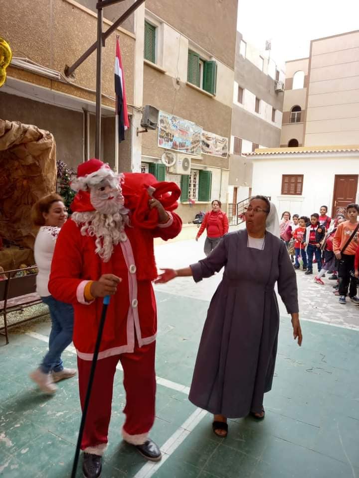 بابا نويل داخل مدرسة الراهبات بمدينة إسنا
