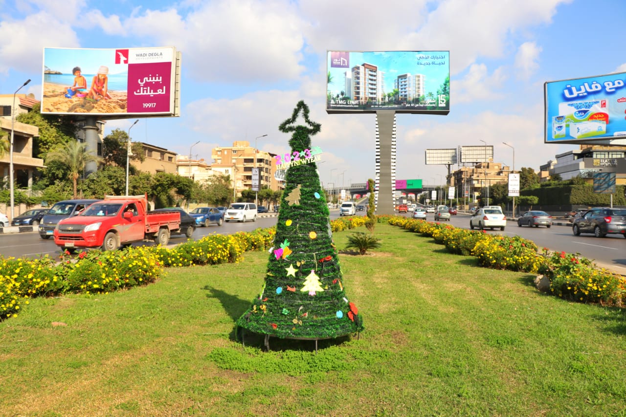 نظافة القاهرة تنشر أشجار الكريسماس بالشوارع استعدادا لاستقبال العام الجديد