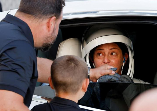 القائدة نيكول مان تحيي عائلتها أثناء مغادرتها لأماكن الطاقم للإطلاق على متن صاروخ سبيس إكس فالكون