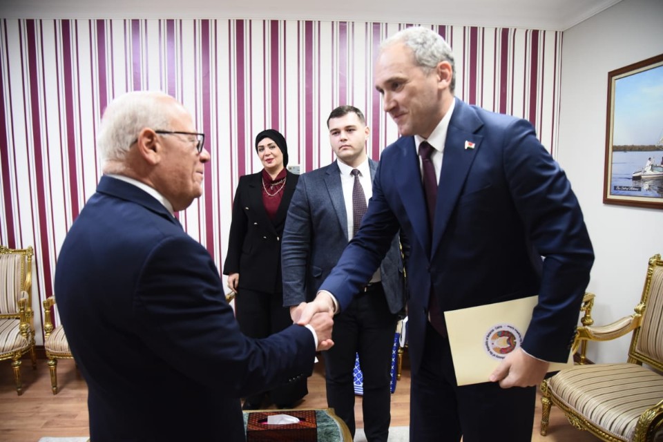 المحافظ يصافح سفير يلاروس