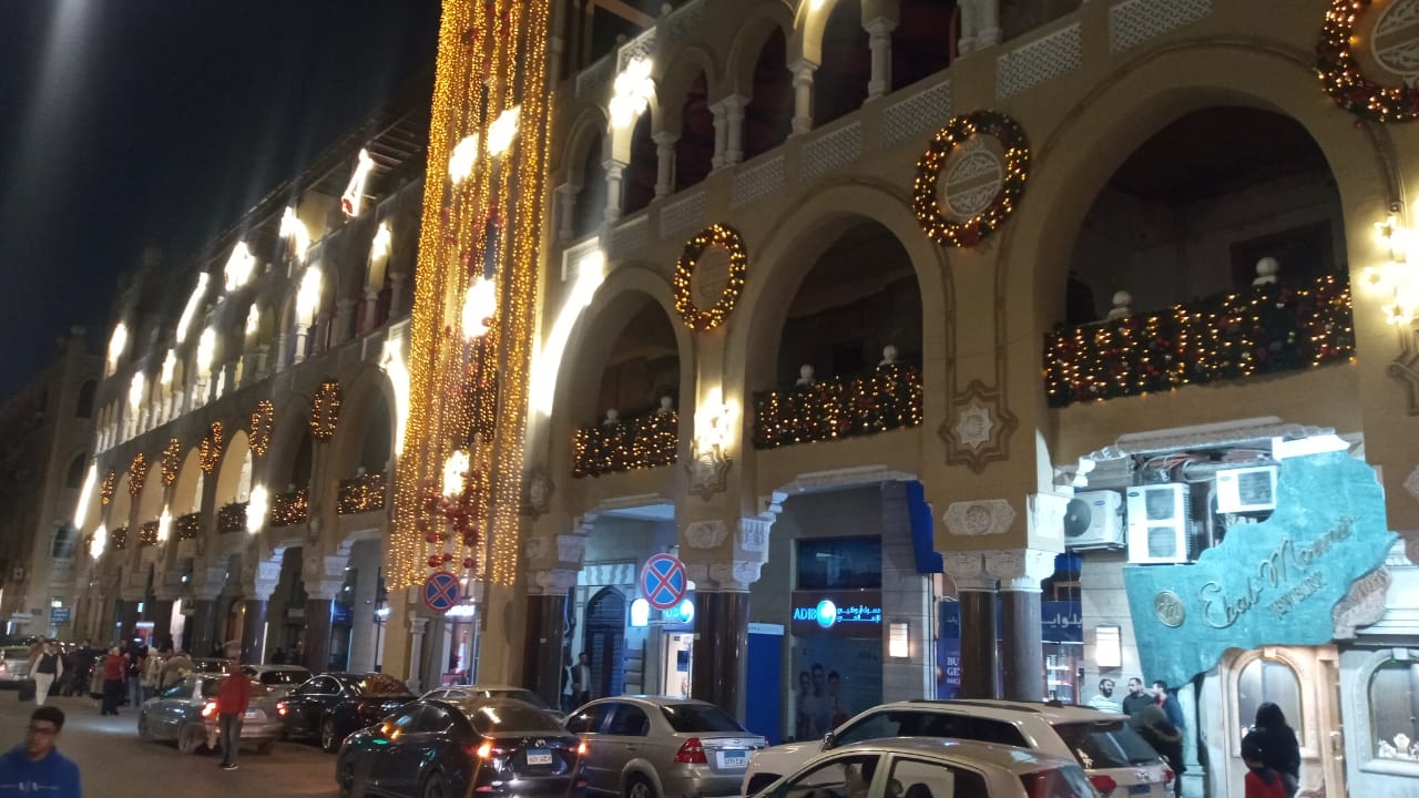 زينت شوارع منطقة الكوربة بمصر الجديدة بالقاهرة لاستقبال احتفالات رأس السنة