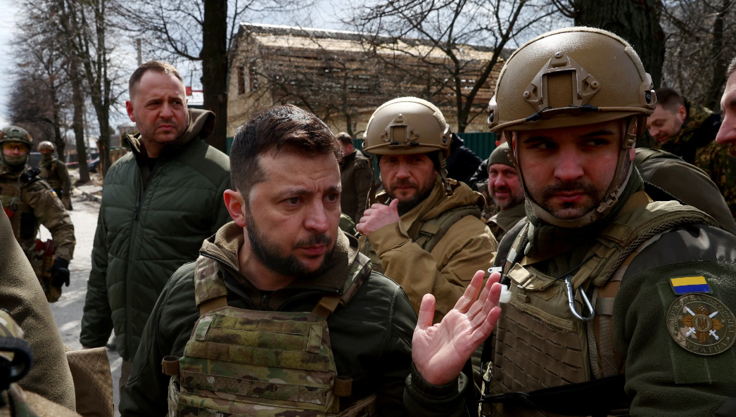 الرئيس الأوكراني وسط حشد من جنوده فى الأيام الأولي من حرب أوكرانيا