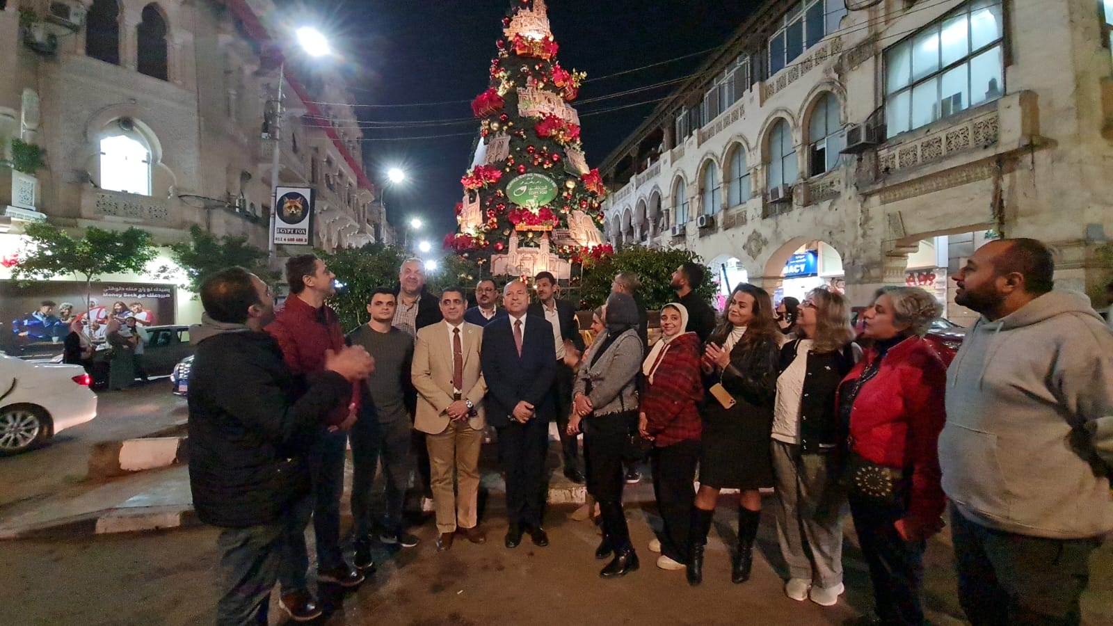 زينت شوارع منطقة الكوربة بمصر الجديدة بالقاهرة لاستقبال عيد الميلاد واحتفالات رأس السنة