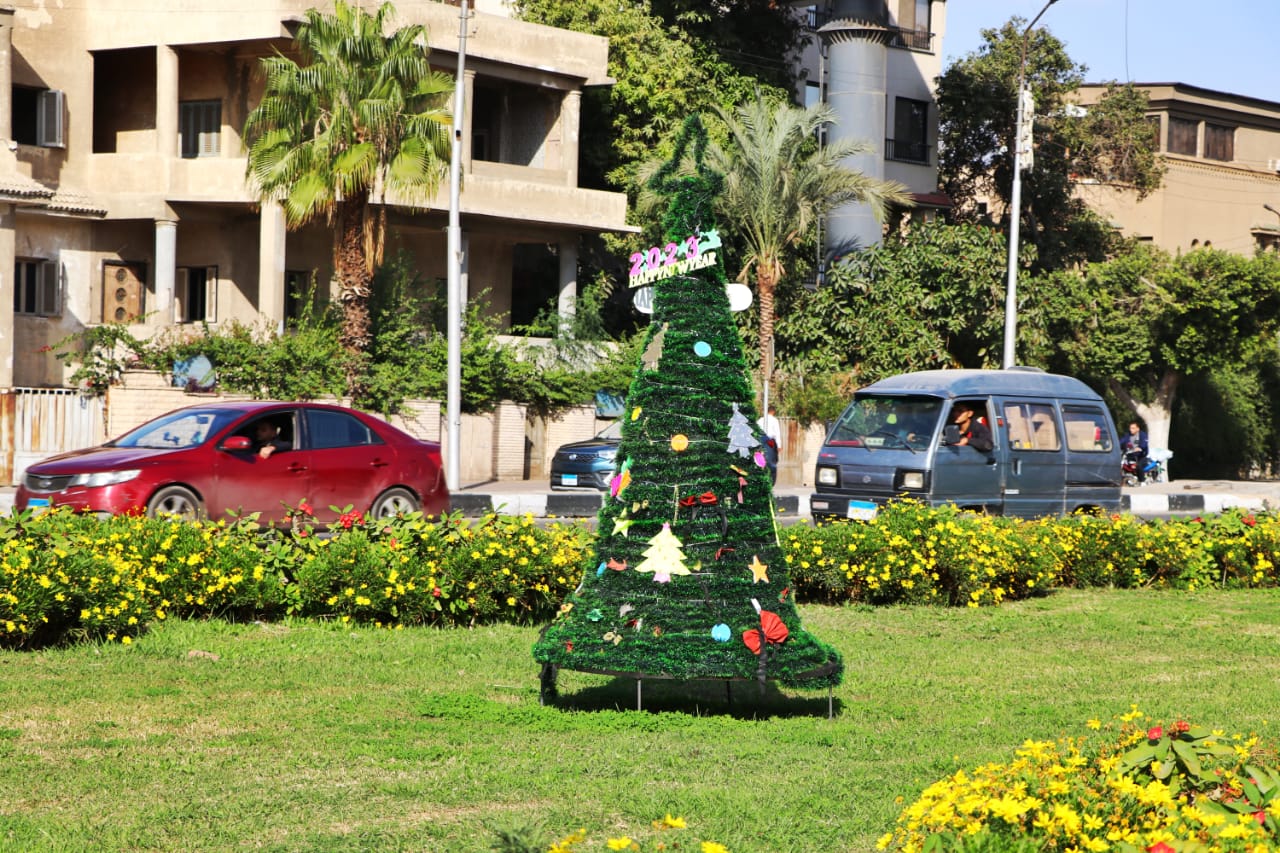 نظافة القاهرة تنشر أشجار الكريسماس بالشوارع