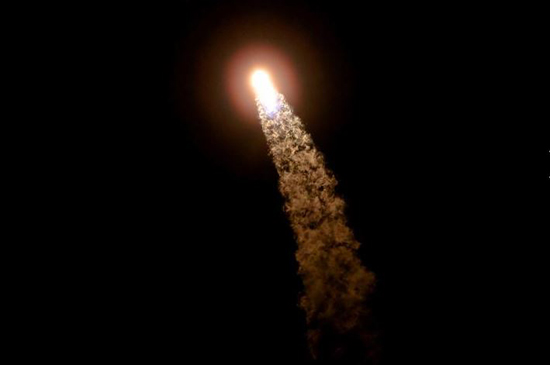 صاروخ سبيس إكس فالكون 9 ينطلق على متنه ثلاثة رواد فضاء من ناسا ورائد فضاء من وكالة الفضاء الأوروبية  فلوريدا 27 أبريل
