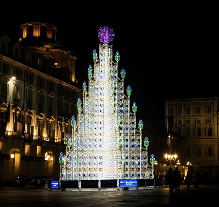 شجرة كريسماس ممضيئة بـ25000 مصباح