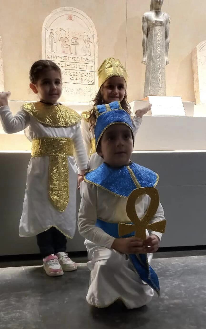 زيارة لاطفال حضانة يرتون الزي الفرعوني