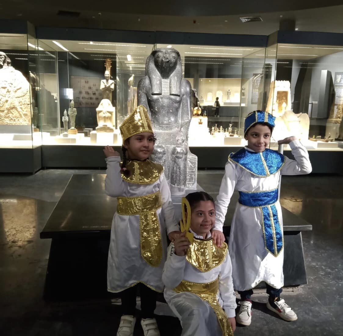 أطفال يرتدون الزي الفرعوني