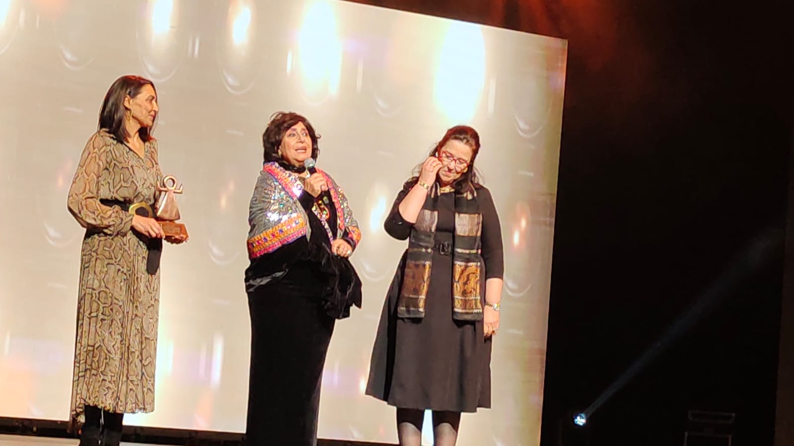 تكريم ايزيس الفن العربي النجمة سهير المرشدي في افتتاح ايام قرطاج المسرحية (11)