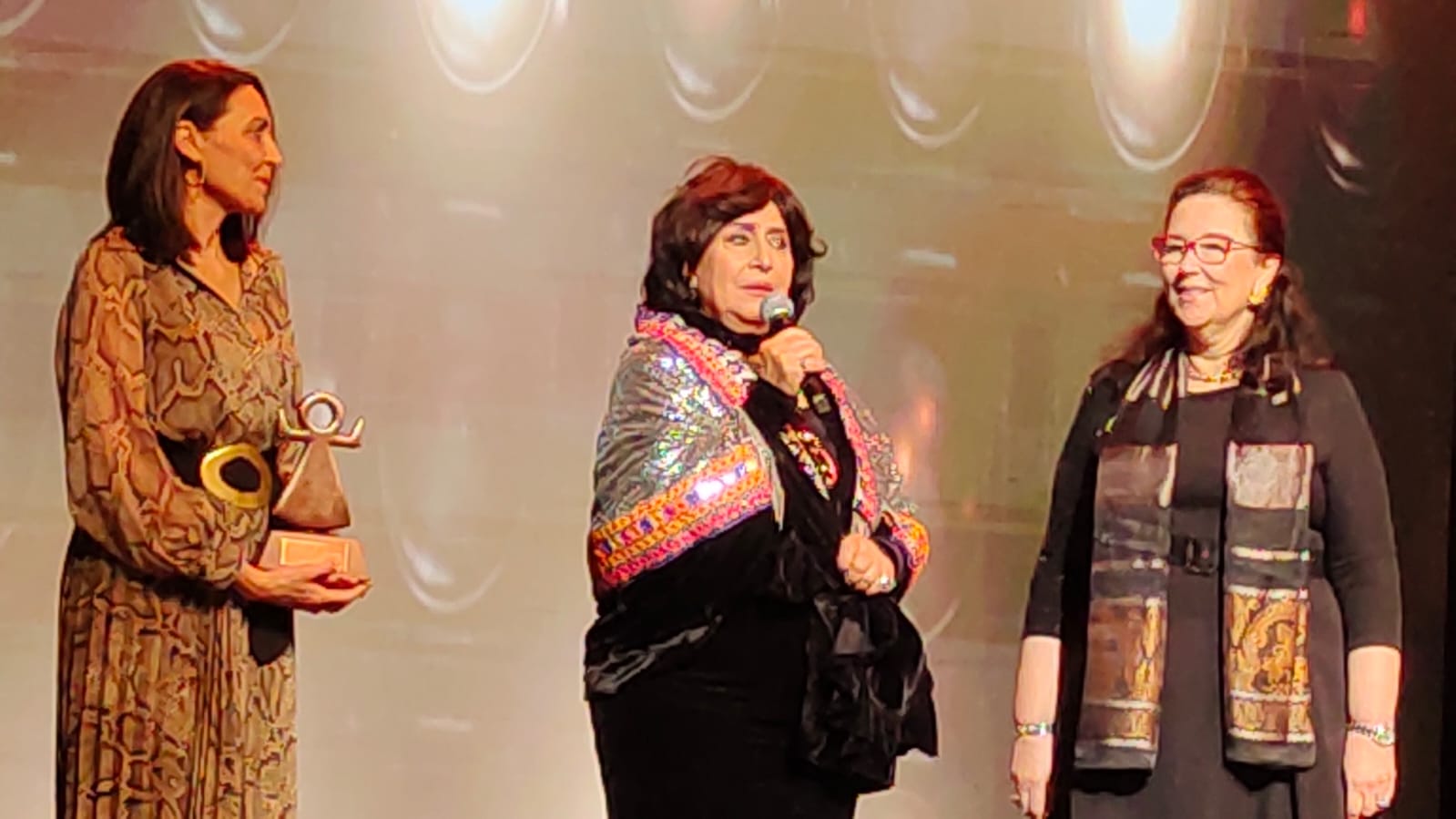 تكريم ايزيس الفن العربي النجمة سهير المرشدي في افتتاح ايام قرطاج المسرحية (4)