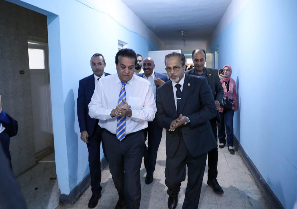 وزير الصحة يزور  مستشفى قويسنا