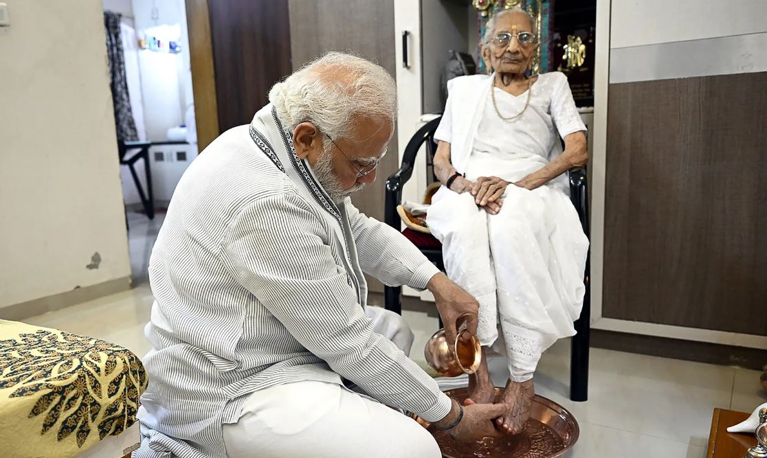 رئيس وزراء الهند برفقة والدته