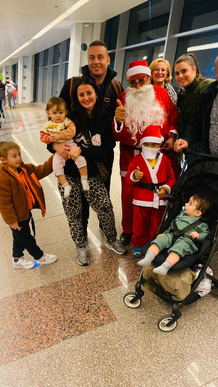 بابا نويل المطار يستقبل السياح فى المطار 