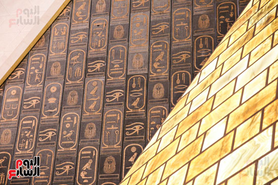 خراطيش للملوك المصرية القديمة على واجهة المتحف الكبير