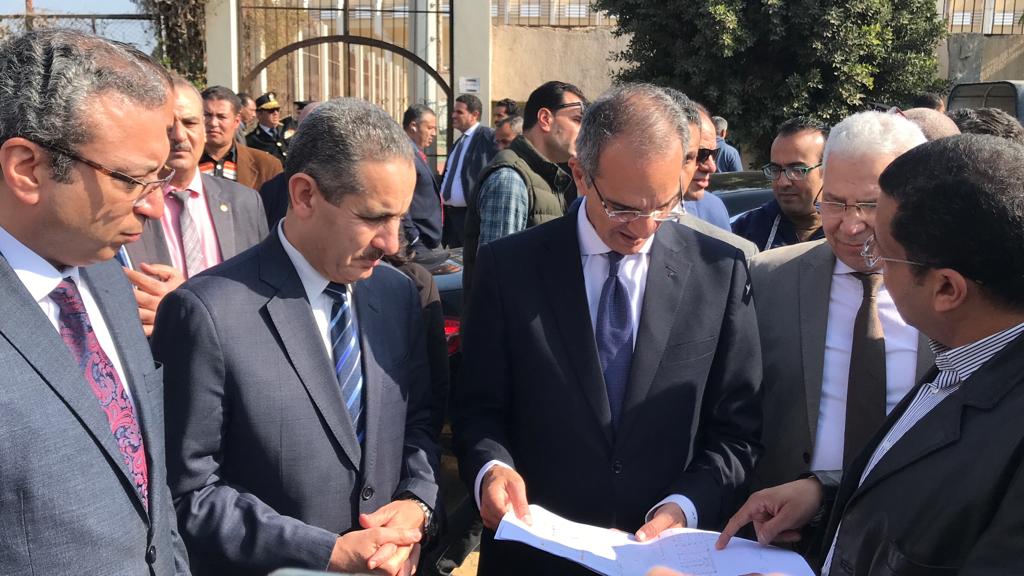 وزير الإتصالات يتفقد الأعمال الانشائية لمركز إبداع مصر الرقمية (6)
