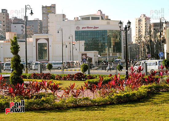 تفقد رئيس الوزراء لميدان محطة مصر وسوق المحطة بمحافظة الاسكندرية (37)