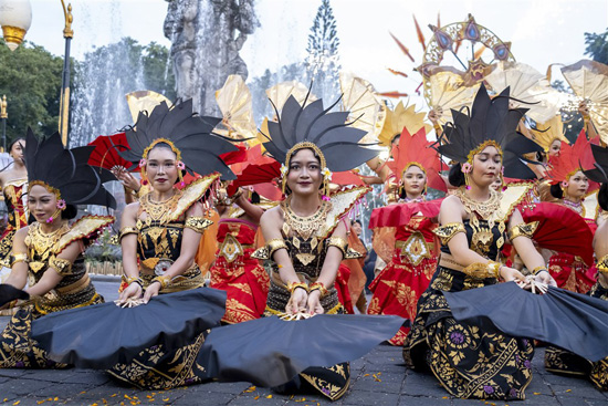 رقصات استعراضية فى إندونيسيا