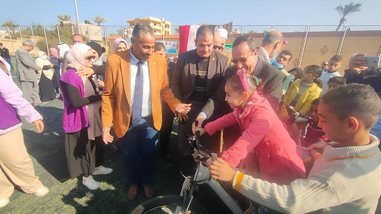 محافظ شمال سيناء يسلم 40 دراجة لأبناء الشهداء (3)