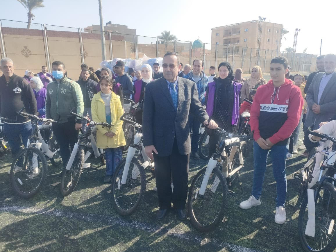 محافظ شمال سيناء يسلم 40 دراجة لأبناء الشهداء (4)