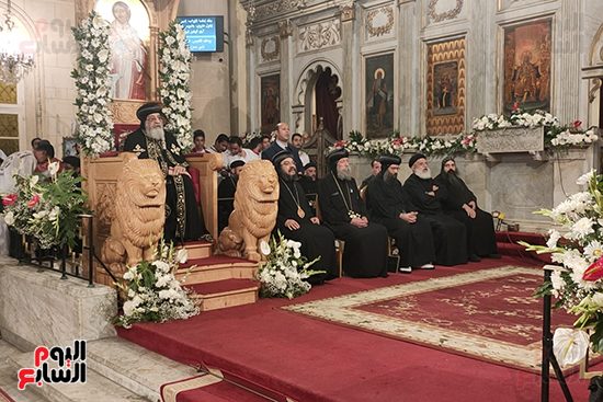 البابا-تواضروس-يجلس-على-الكرسى-البابوى