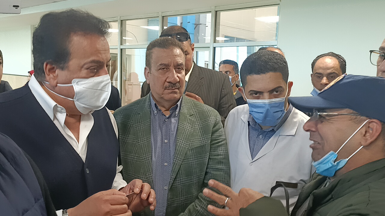 مريض يداعب وزير الصحة بمستشفى الباجور (1)