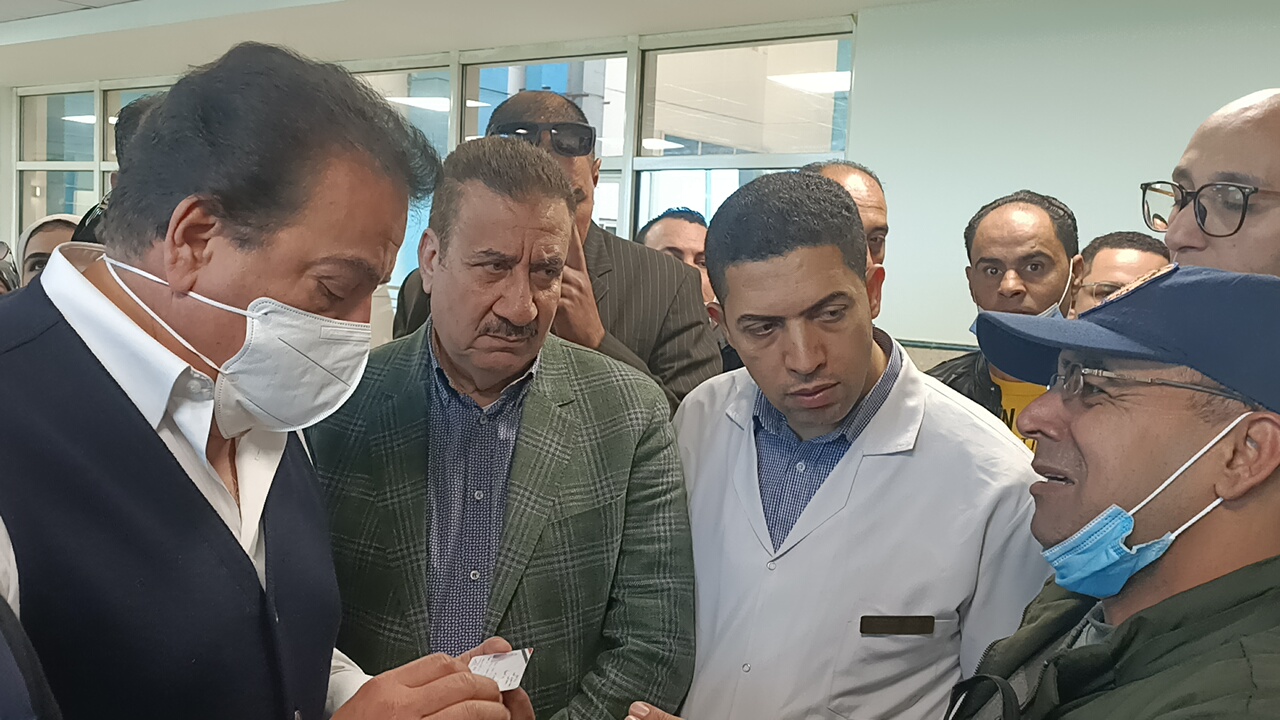 مريض يداعب وزير الصحة بمستشفى الباجور (2)