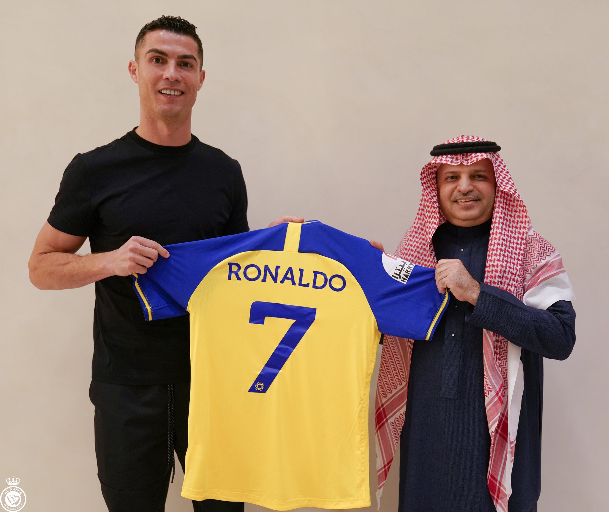 رونالدو يحمل قميص النصر مع رئيس النادي