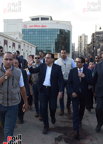تفقد رئيس الوزراء لميدان محطة مصر وسوق المحطة بمحافظة الاسكندرية (23)
