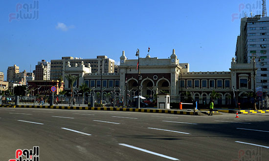 تفقد رئيس الوزراء لميدان محطة مصر وسوق المحطة بمحافظة الاسكندرية (35)