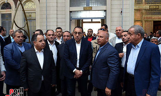 تفقد رئيس الوزراء لميدان محطة مصر وسوق المحطة بمحافظة الاسكندرية (28)