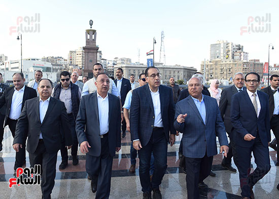 تفقد رئيس الوزراء لميدان محطة مصر وسوق المحطة بمحافظة الاسكندرية (24)